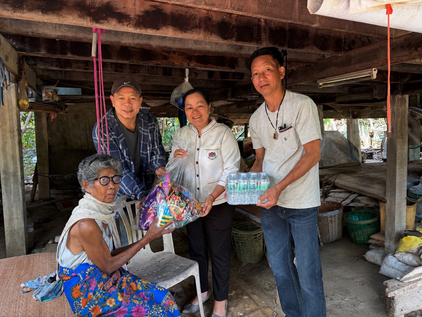 สพอ.เมืองราชบุรี ลงพื้นที่ร่วมกับผู้ใหญ่บ้าน ผู้นำ อช. มอบถุงยังชีพให้ครัวเรือนกลุ่มเปราะบาง